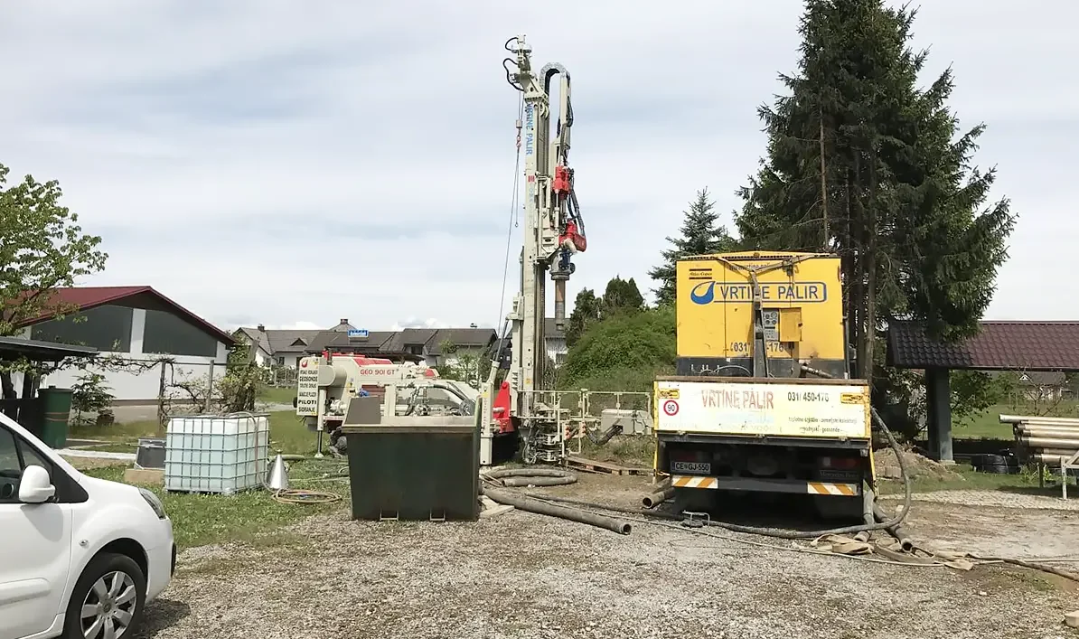 Sistem za izrabo geotermalne energije za novo stanovanjsko hišo in obstoječi objekt